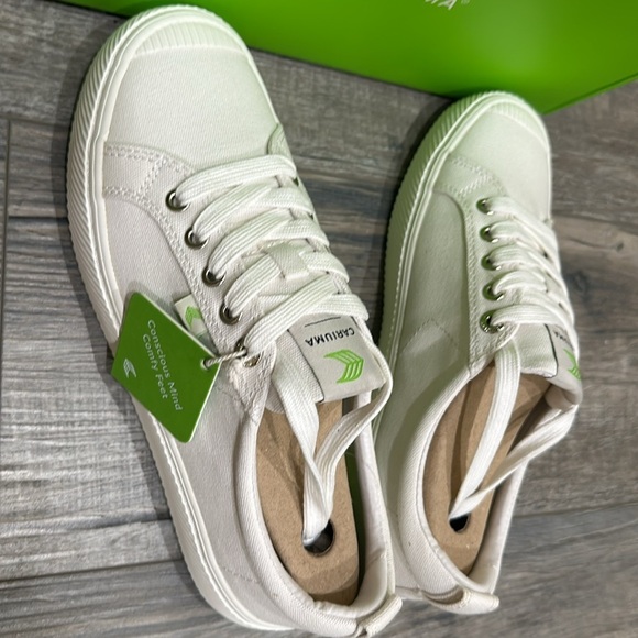 NWT in box Cariuma canvas sneaker. Size 8 womens and 6.5 mens - Picture 4 of 7